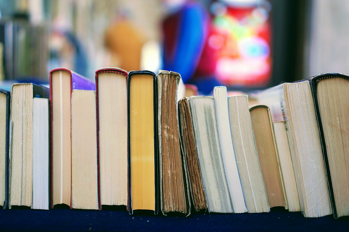 Auswahl von Büchern mit bunten Buchrücken